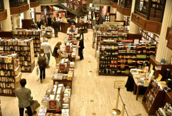 Centrum handlowe i teren wokół budynku